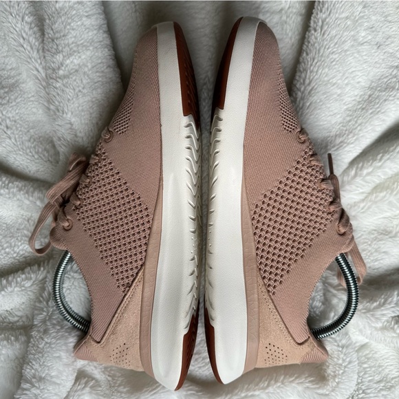KIZIK Lima Hands Free Knit Sneakers Unisex Fawn Mens 9W Womens 10.5W Beige White - Picture 8 of 9